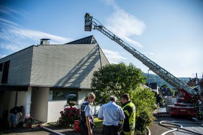 Pluederhausen: Photovoltaikanlage brennt auf Hausdach